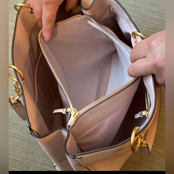 Tory Burch Everly pebble grain leather 2 Way tote bag in soft pastel pink color - Picture 5 of 12